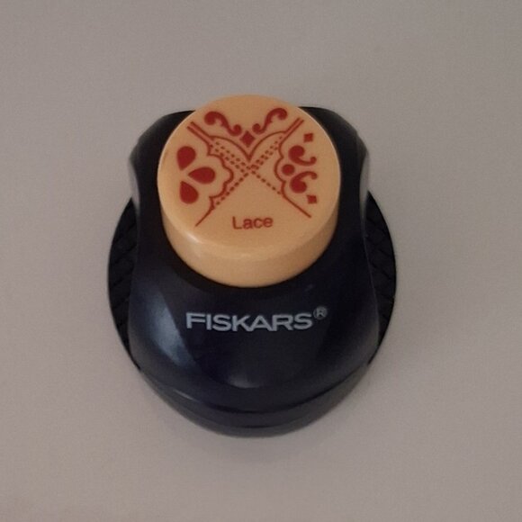 Fiskars 3-In-1 Corner Punch-Lace Scrapbooking Card Making - Picture 2 of 5